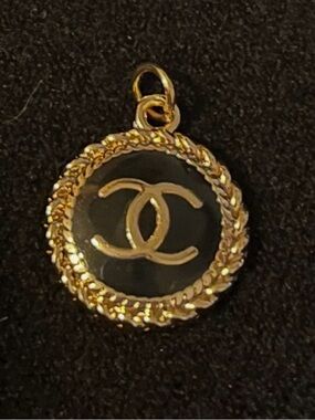 Fashion Jewelry Black and Gold Round Interlocking Pendant Necklace